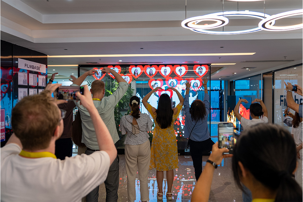 FHNW delegation experience AI media glass.jpg