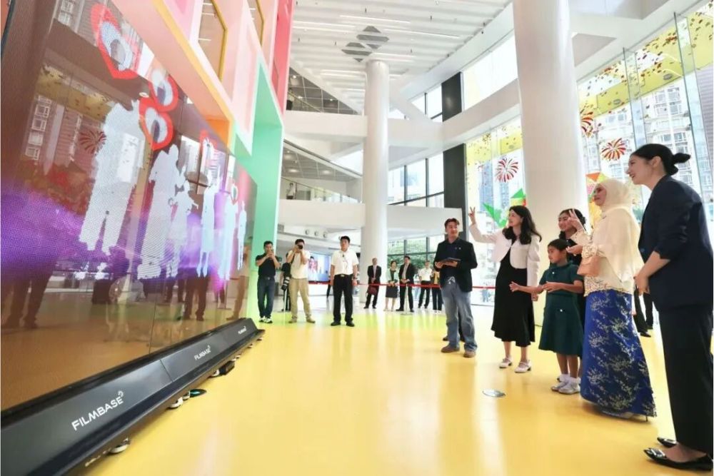 The Brunei Crown Princess Experiences In Person: FILMBASE AI Interactive Glass Conveys Technology and Warmth