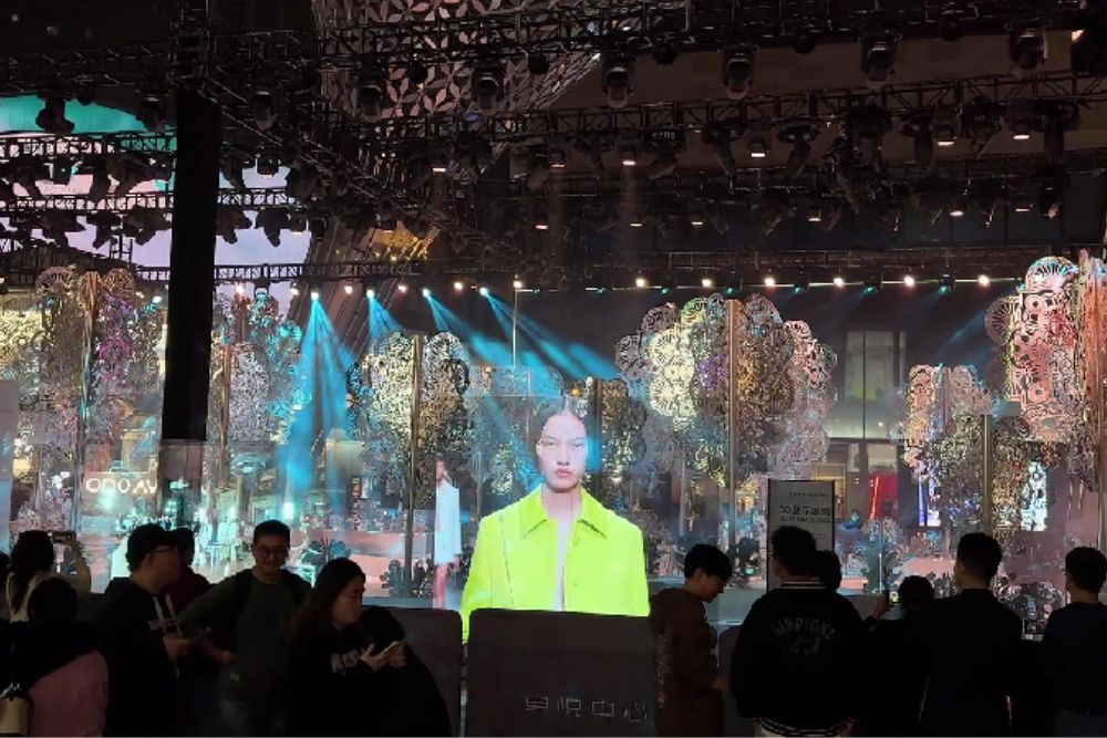 Media Glass Enhances Shows.jpg
