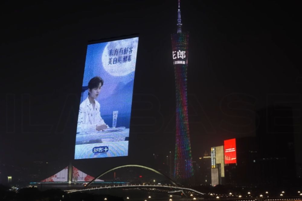 FILMBASE Flying display lights up Shuke and Xiao Zhan's endorsement press conference.jpg