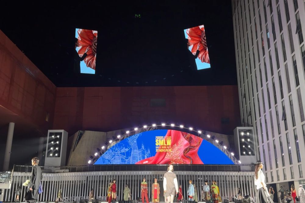 Flying Display Powers the Shenzhen-Milan Twin-City Fashion Week.jpg