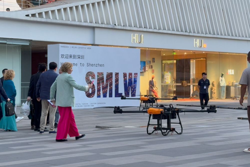 Flying Display Powers the Shenzhen-Milan Twin-City Fashion Week.jpg